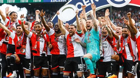 PSV overleeft valse start en kroont zich na zes jaar weer tot 